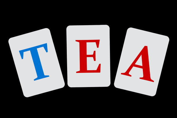 “茶”这个词是由蓝色和红色的字母组成的，它们写在黑色背景上的白色卡片上图片下载