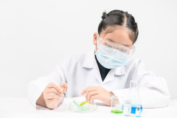 可爱的小科学家正在教室里做生物实验图片下载