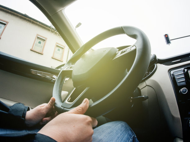 年轻女子驾驶豪华轿车，低角度视野内饰图片下载