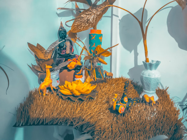 佛在森林里坐在动物和鸟旁边冥想图片下载