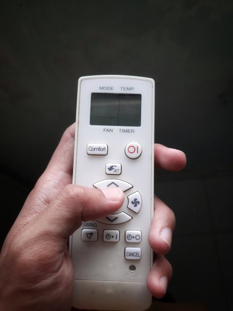 亚洲人拿着遥控器图片下载