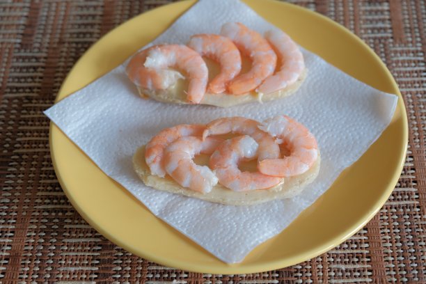 虾三明治。白面包上的煮北方虾。美味的海鲜三明治图片下载