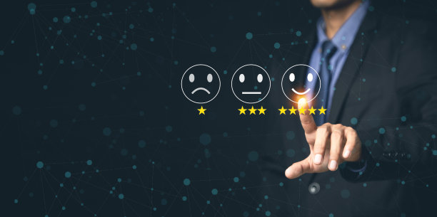 顾客服务和满意度概念商家在虚拟屏幕上触摸快乐的微笑图标，以获得良好的评价和服务满意度的反馈。图片下载