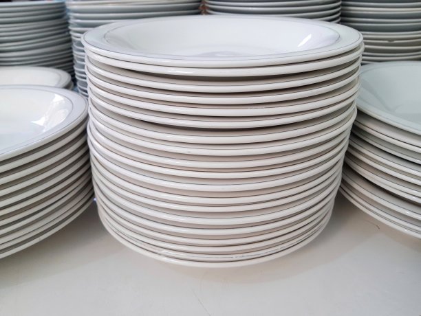 白色盘子堆上米饭和配菜图片下载