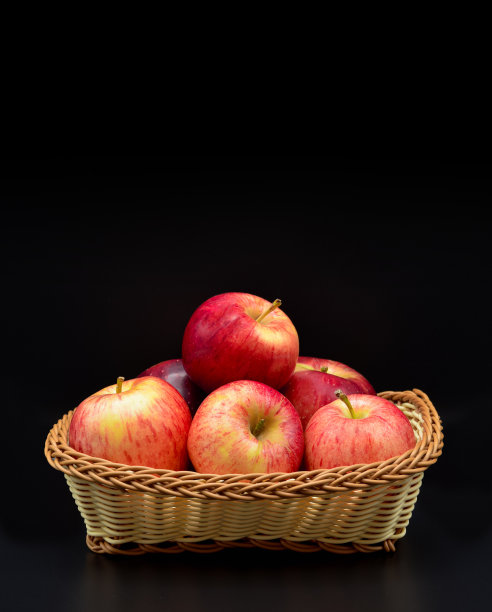 篮子里有红苹果，背景为黑色图片下载