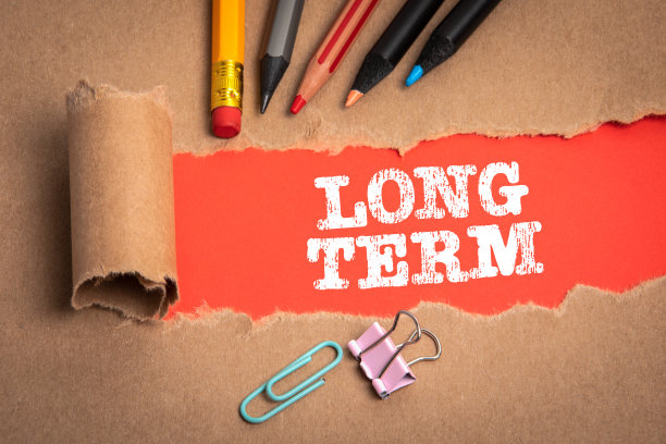 长期的概念。破纸板和彩色铅笔图片下载