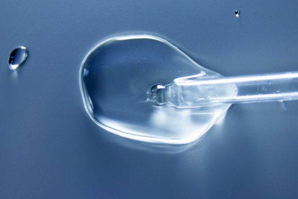 白底显微镜屏幕上的液体凝胶或血清图片下载