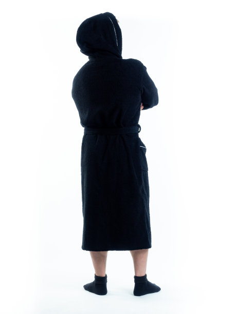 一个穿着浴袍的男人在一个孤立的白色背景下。图片下载