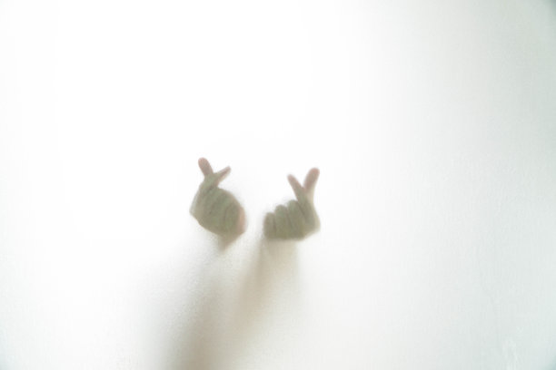 韩国人用手指象征爱情，手指玻璃是湿的。图片下载