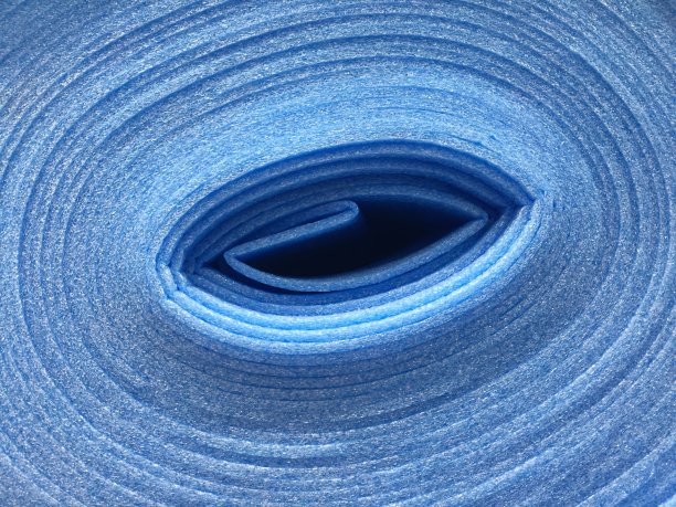 蓝色地板衬垫卷的特写图片下载