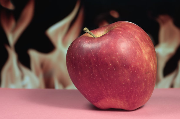 火红背景生态红苹果。图片下载