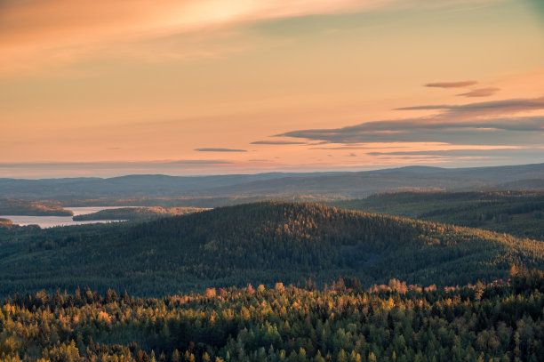 瑞典全景-秋天的日出在森林，小山和湖泊。田园诗般的场景。图片下载