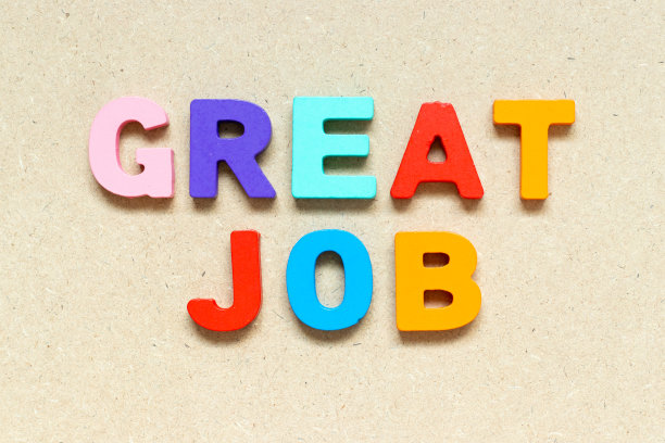 颜色字母与字伟大的工作在木材背景图片下载