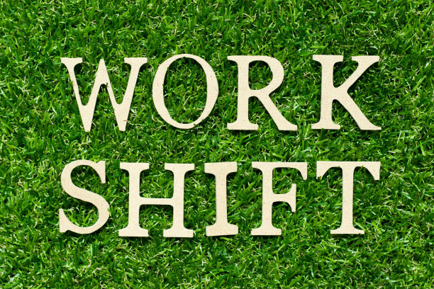 木字在绿草的背景上工作图片下载