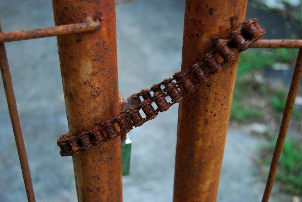 用来锁栅栏的摩托车铁链生锈了图片下载