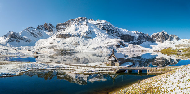 梅尔切湖与弗鲁特教堂的空中全景图图片下载
