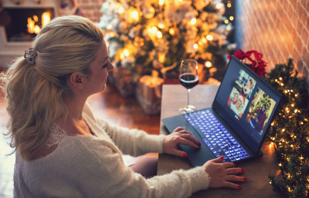 2019冠状病毒病(COVID-19)大流行期间与家人举行虚拟圣诞庆祝活动图片下载