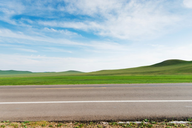 空旷的柏油路和绿色的田野图片下载