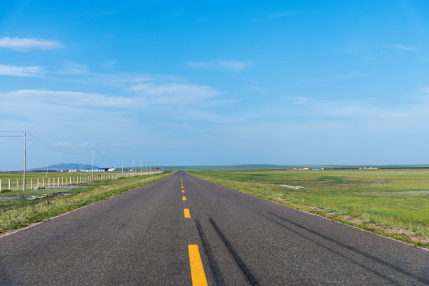 空旷的柏油路和绿色的田野图片下载