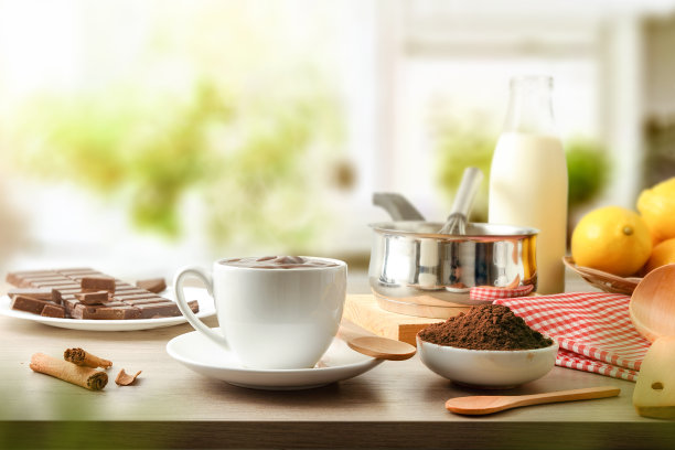 一杯新鲜的自制热巧克力，配料在厨房图片下载