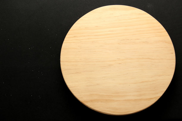 圆形的木制砧板放在灰色的木桌上，可以做饭，也可以当黑板图片下载