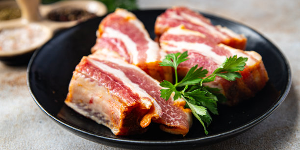 生排骨，新鲜的肉，猪肉，香料，辣椒粉，小吃在桌子上复制空间食物背景质朴图片下载