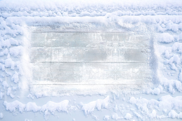 木制的灯板上覆盖着积雪，为文字留出了干净的自由空间。图片下载