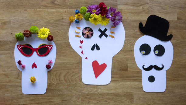 一个系列的三个节日墨西哥死人头盖骨与不同的面部表情。这是12张照片中的第2张照片(有12种不同的照片设计)。可以用作网页横幅。图片下载