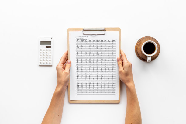 预算或税务会计在办公室桌上。金融业务的概念图片下载