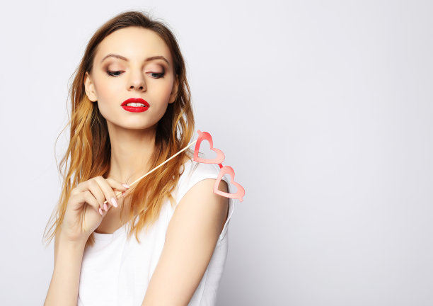 生活方式，派对和人的概念:顽皮的年轻女子准备派对在白色的背景图片下载