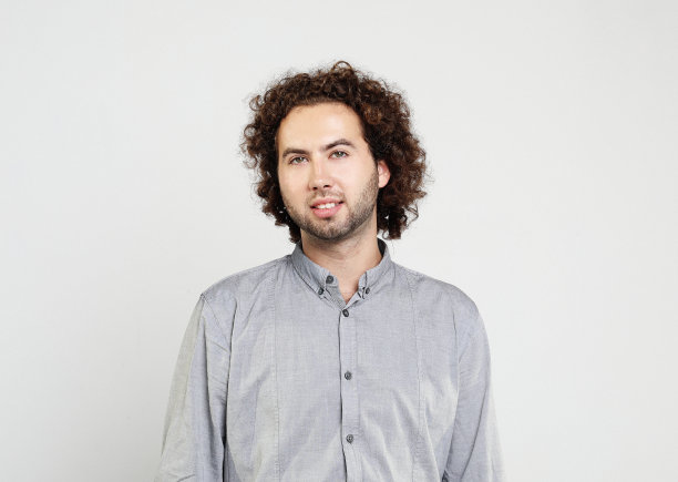 一个年轻男子的肖像在白色的背景上惊讶的表情图片下载