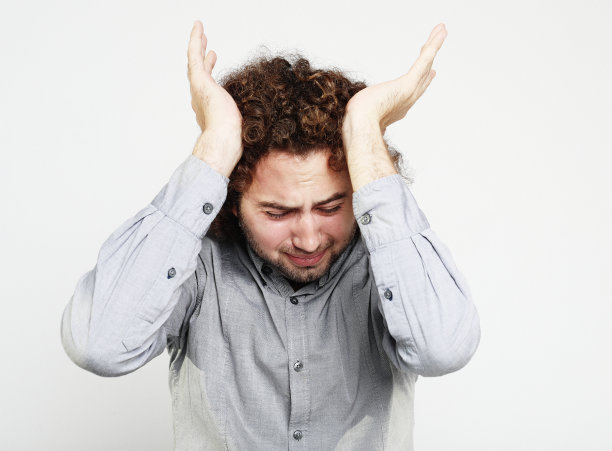 靠近沮丧的年轻人与手在白色的背景图片下载