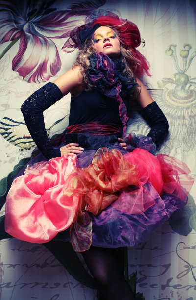 洋娃娃风格的女人的时尚镜头图片下载