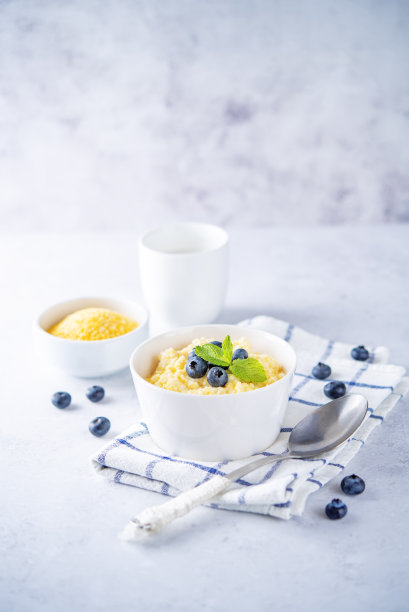 碗里有新鲜蓝莓的玉米粥图片下载