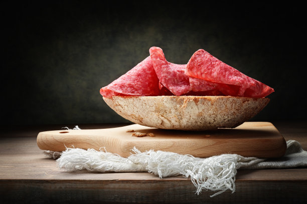 面包和西班牙香肠香肠，旧木桌上有切菜板，有文字空间。图片下载