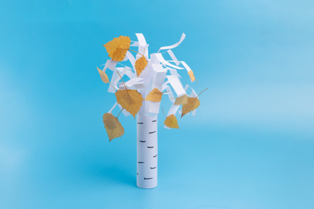 秋天或秋天工艺品的孩子，叶子和纸，容易树艺术项目学龄前儿童图片下载