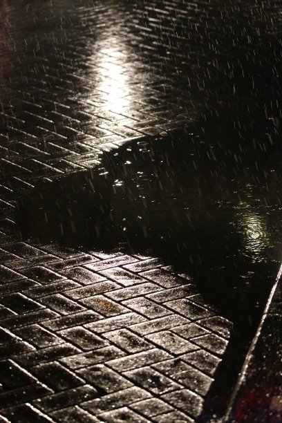 晚上雨落在街上图片下载