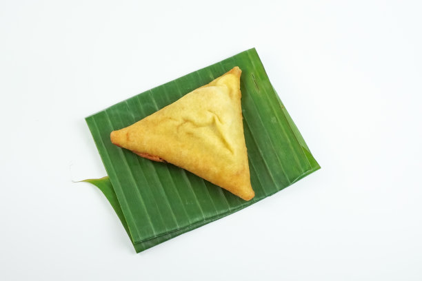 春卷小吃三角形的白色背景