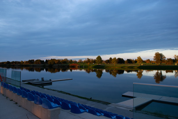 运河边的黄金时光图片下载