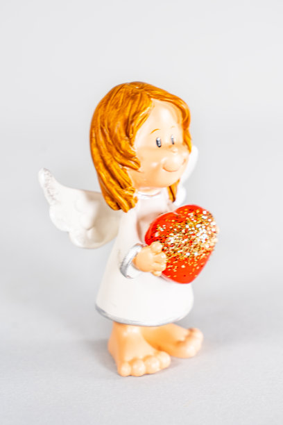 天使雕像孤立在白色背景上。白色背景上的天使雕像。陶瓷天使孤立。图片下载