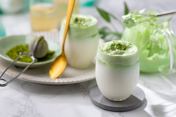 自制达戈纳抹茶拿铁。一种来自韩国的时髦饮料。图片下载