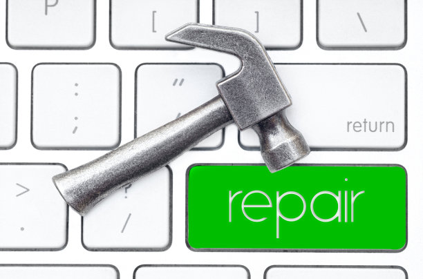 键盘上的小铁锤。修复的概念。图片下载