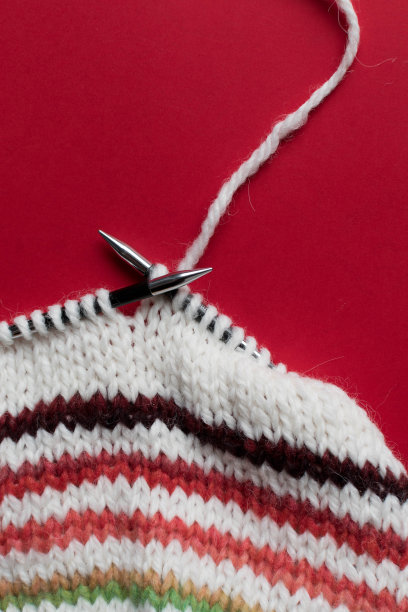 条纹手编织在红色的背景图片下载