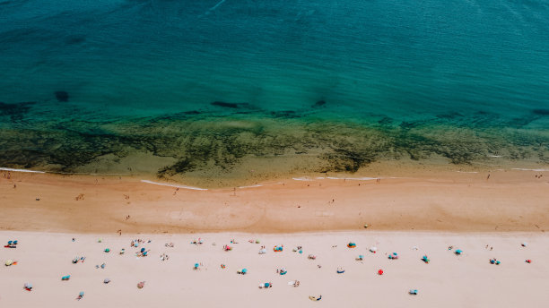 沙滩沙滩，五颜六色的太阳帽，翡翠será，沙滩图片下载