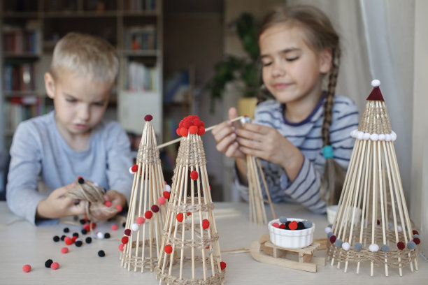 孩子们用竹竿制作圣诞树、可重复使用的装饰品、自己动手做新年装饰品图片下载