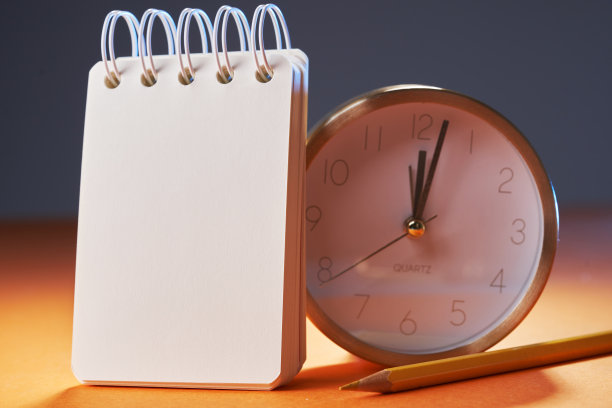 带时钟的空白便条本图片下载