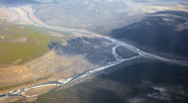 乌斯特-库特市在勒拿河和库塔河的汇合处，春天有一架飞机。图片下载