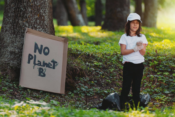 女孩志愿者站在户外收集垃圾图片下载