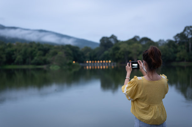 年轻女性戴着外科防护口罩在晚上玩相机，自由，活动和娱乐的概念系列照片图片下载