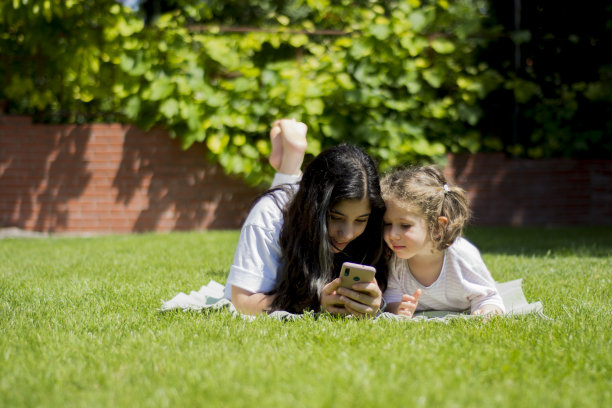 两个小女孩在玩图片下载